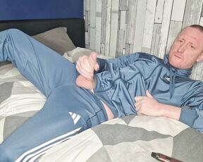 Tomtompics aka tomtompics OnlyFans - Chilling with a vape in my new adidas 546mins)