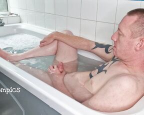 Tomtompics aka tomtompics OnlyFans - For the feet fans, a video from the bath with particular focus on my 345mins)