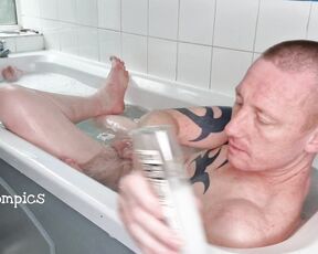 Tomtompics aka tomtompics OnlyFans - For the feet fans, a video from the bath with particular focus on my 345mins)