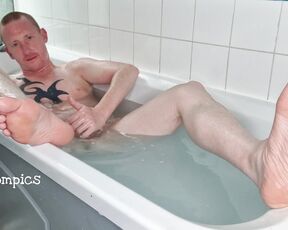 Tomtompics aka tomtompics OnlyFans - For the feet fans, a video from the bath with particular focus on my 345mins)