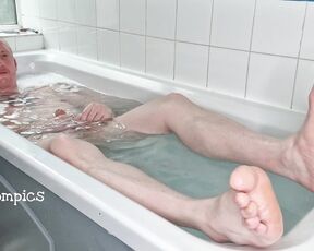 Tomtompics aka tomtompics OnlyFans - For the feet fans, a video from the bath with particular focus on my 345mins)