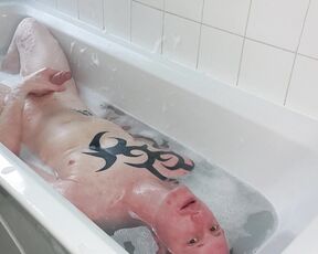 Tomtompics aka tomtompics OnlyFans - I usually get a little horny in the bath and this video shows you that