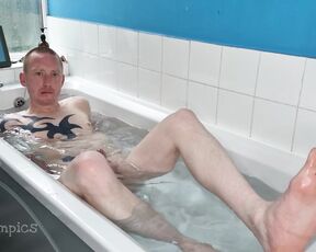 Tomtompics aka tomtompics OnlyFans - For the feet fans Mainly focusing on my feet, in the bath getting clean then