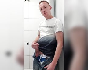 Tomtompics aka tomtompics OnlyFans - Short video I took of me stripping and wanking in the airport toilets 229mins)