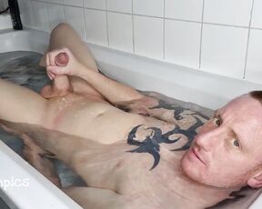 Tomtompics aka tomtompics OnlyFans - Little video of me in the bath playing with my hard dick, finishing with me cumming