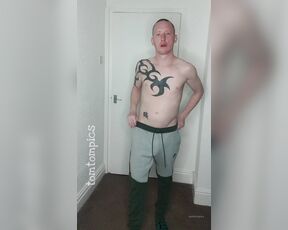 Tomtompics aka tomtompics OnlyFans - Trackie bottoms and cum New vid of me in the green and grey trackies, stood