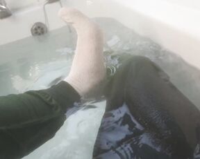 Tomtompics aka tomtompics OnlyFans - Clothed bath I know at least 1fan is very keen on these kind of vids hopefully