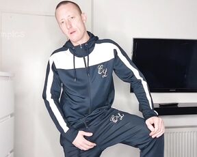 Tomtompics aka tomtompics OnlyFans - Blue trackies, wank and spunk 632mins)