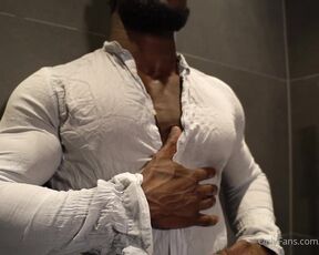 Daniel Shoneye aka danielshoneye OnlyFans - 0626 Muscles