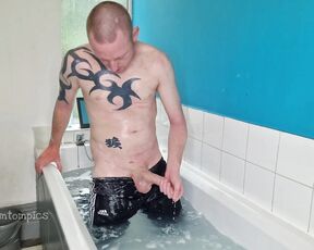 Tomtompics aka tomtompics OnlyFans - Fan request time Getting wet in the bath in my Adidas trackies These clothed bath vids