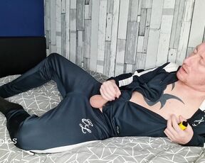 Tomtompics aka tomtompics OnlyFans - One for the vaping fans In my trackies and socks 710mins)