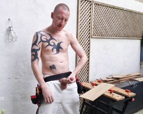 Tomtompics aka tomtompics OnlyFans - In the back yard playing with my wood Got my tool belt back on that you