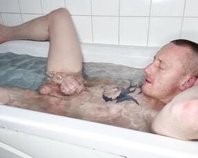 Tomtompics aka tomtompics OnlyFans - Relaxing soak, and wank in the bath, with me tasting some of my own cum