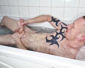 Tomtompics aka tomtompics OnlyFans - Relaxing soak, and wank in the bath, with me tasting some of my own cum