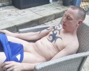 Tomtompics aka tomtompics OnlyFans - A quick wank out in the back yard, looks quite gloomy on this but was actually