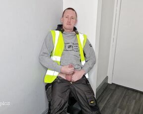 Tomtompics aka tomtompics OnlyFans - More of me in my hi viz for you 827mins)