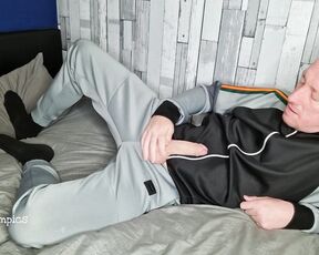 Tomtompics aka tomtompics OnlyFans - I know at least one fan likes these tracksuit vids hope you do too