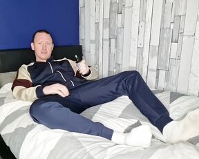 Tomtompics aka tomtompics OnlyFans - Tracksuit, socks and vape A good way to spend the afternoon 856mins)