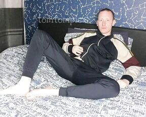 Tomtompics aka tomtompics OnlyFans - Slow wank and cum in a new tracksuit 538mins)