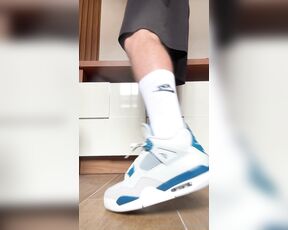 Pezudo aka pezudo43 - 10-18-2024 OnlyFans Video - Eu me sinto mais poderoso ainda com esse t锚nis nos p茅s Quem a铆 curtiuI feel even