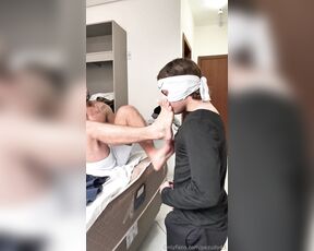 Pezudo aka pezudo43 - 08-23-2025 OnlyFans Video - Final de semana passado peguei ele no flagra ajoelhado, enterrado nos meus t锚nis da academia,