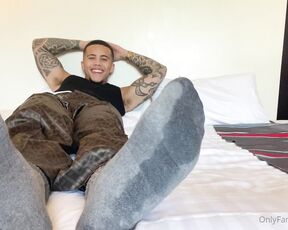 KingLeo aka sirleo99 OnlyFans - This gives you a view of how a foot sub would be in our presencemy bro