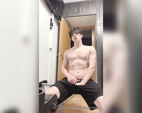 Liam Gold aka itsliamgold OnlyFans - Who wants to lick my body clean of sweat