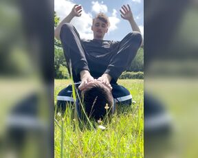 Nathjs98 aka nathjs98 OnlyFans - Using @alphaswitchleo as my public benchfootrest, would you want to serve