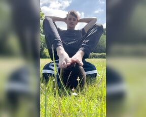 Nathjs98 aka nathjs98 OnlyFans - Using @alphaswitchleo as my public benchfootrest, would you want to serve