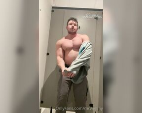 Welshy aka mrwelshy OnlyFans - Watch me get ready for the gym and flex these huge muscles while I