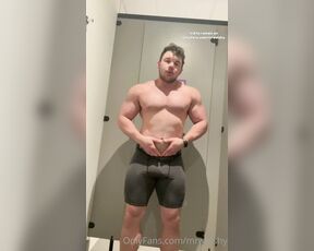 Welshy aka mrwelshy OnlyFans - Watch me get ready for the gym and flex these huge muscles while I