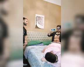 Palermohot aka palermohot OnlyFans Video - Que manera de garchar estabamos en el cuarto mientras se sumo un curioso y para nuestra