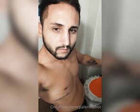 Palermohot aka palermohot OnlyFans Video - Que rico comerle la verga fdexxx  Estar arrodillado mamandolo uno de los mejores placeres