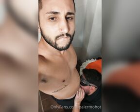 Palermohot aka palermohot OnlyFans Video - Que rico comerle la verga fdexxx  Estar arrodillado mamandolo uno de los mejores placeres