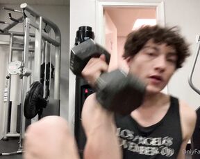 Azztro aka azztrro OnlyFans Video - SFW WORKOUT INSTRUCTION I talk about how I do dumbbell squats, regular squats, and my favorite