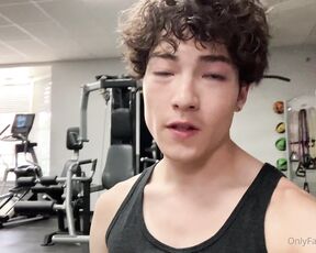 Azztro aka azztrro OnlyFans Video - SFW WORKOUT VID I talk about a couple of my favorite core workouts, Ab Pulldowns and