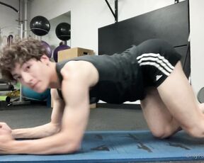 Azztro aka azztrro OnlyFans Video - SFW WORKOUT VID I talk about a couple of my favorite core workouts, Ab Pulldowns and