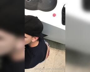 Daniel aka traviesso5 OnlyFans Video - Me encontré con este Papasito en los baños y no nos aguantamos que morbo tan Rico