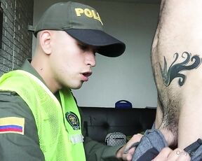 Daniel aka traviesso5 OnlyFans Video - Venia ya de regreso a casa, me encuentro este Man incumpliendo las normas de seguridad, tuve