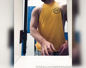 Jakethafuzzball aka jakethafuzzball OnlyFans Video - When your friend decides to give ya a quick jerk or two at the gym