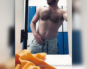 Jakethafuzzball aka jakethafuzzball OnlyFans Video - When your friend decides to give ya a quick jerk or two at the gym