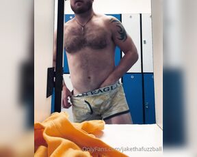 Jakethafuzzball aka jakethafuzzball OnlyFans Video - When your friend decides to give ya a quick jerk or two at the gym