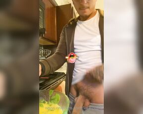 LatinPapiz aka latinpapiz OnlyFans Video - Cooking