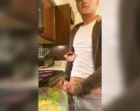 LatinPapiz aka latinpapiz OnlyFans Video - Cooking