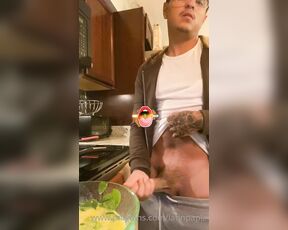 LatinPapiz aka latinpapiz OnlyFans Video - Cooking