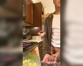 LatinPapiz aka latinpapiz OnlyFans Video - Cooking