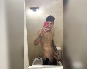 Thiago Zanetti aka thiagozanettixxx OnlyFans Video - No pude aguantar la calentura del momento y me empeze a masturbar