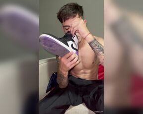 Thiago Zanetti aka thiagozanettixxx OnlyFans Video - Te gustan mis pies   Do you like my feet