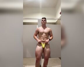 Jakeyyyv aka jakeyyyv OnlyFans Video - Flexing in the gym bathroom  I do accept custom video requests so make sure you