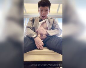 Yowei Hsu aka yukiyukihsu OnlyFans Video - 12-22-2021 - Me in the clients waiting room